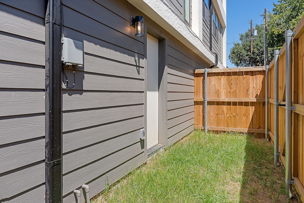Modern Townhome Rooftop Backyard Garage 2