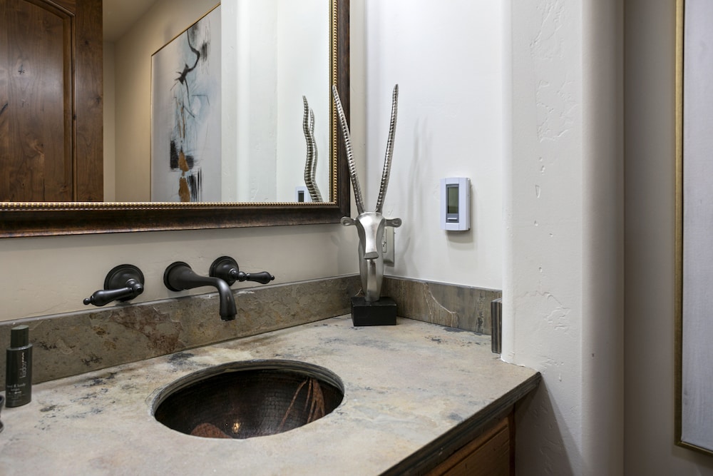 Grand Lodge - Three Bedroom #401 - Ski-in/ski-out 3 Condo