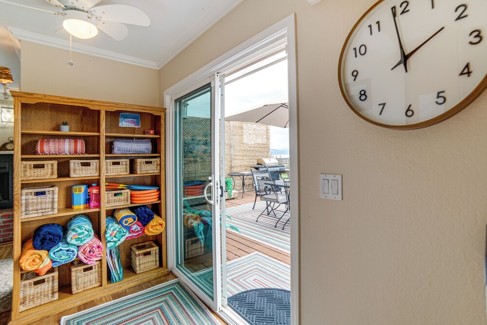 Waterfront Clear Lake Home w/ Game Room & Deck!