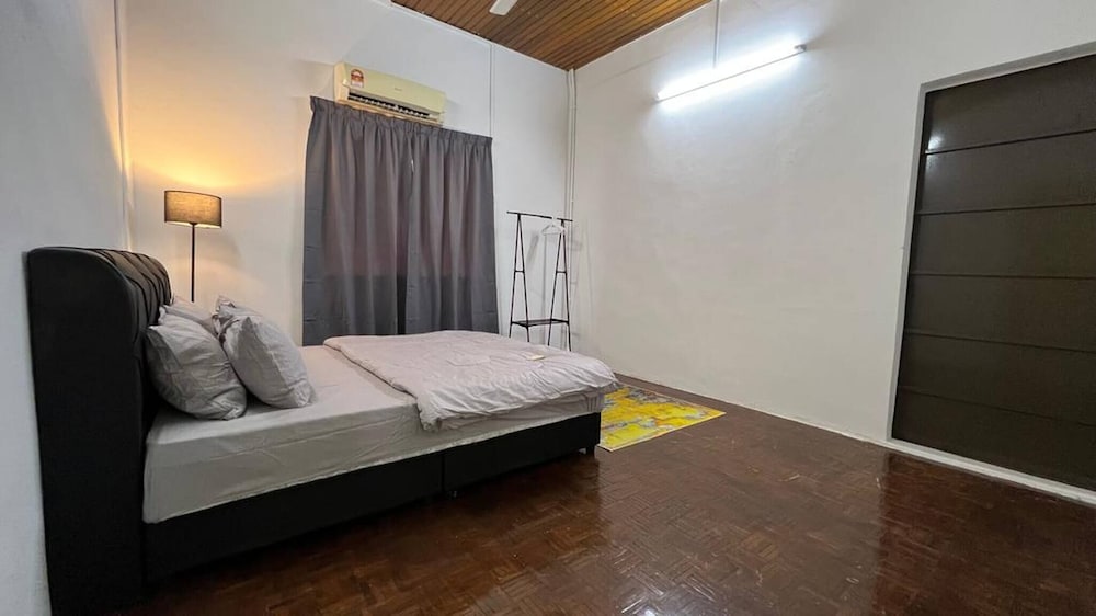 Bayan Lepas Getaway - Nature Views & BBQ Haven