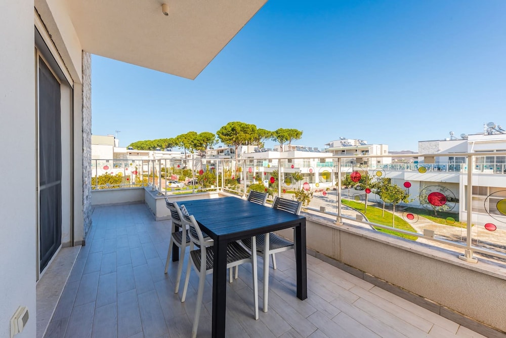 Tranquil Apartment With Pool Access - Manjola
