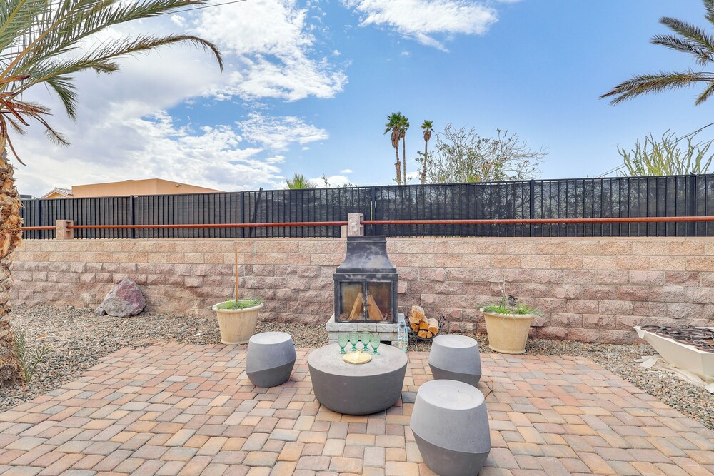 Poolside Relaxation: Group-friendly Home in Havasu