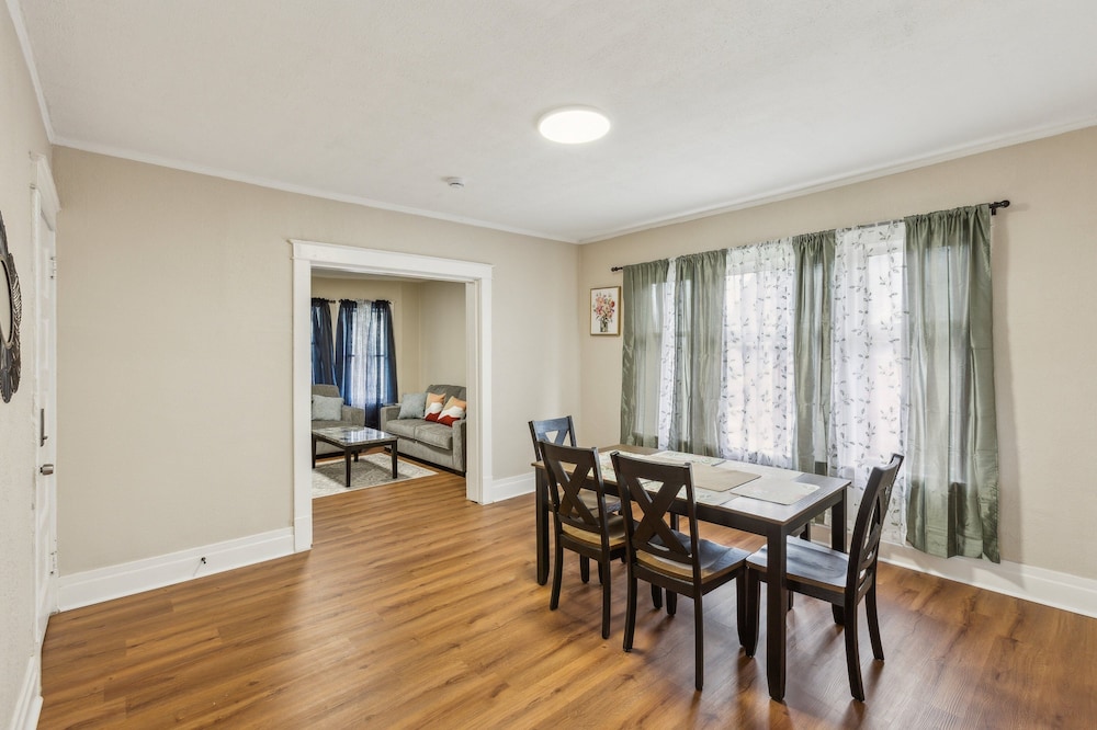 Cozy Upper Flat Minutes From Niagara Falls 3 Bedroom Apts