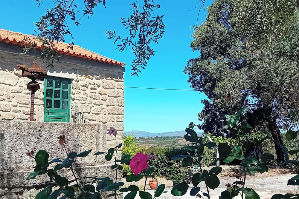 2Br Serra da Estrela Escape-cheese & Wine, Parking