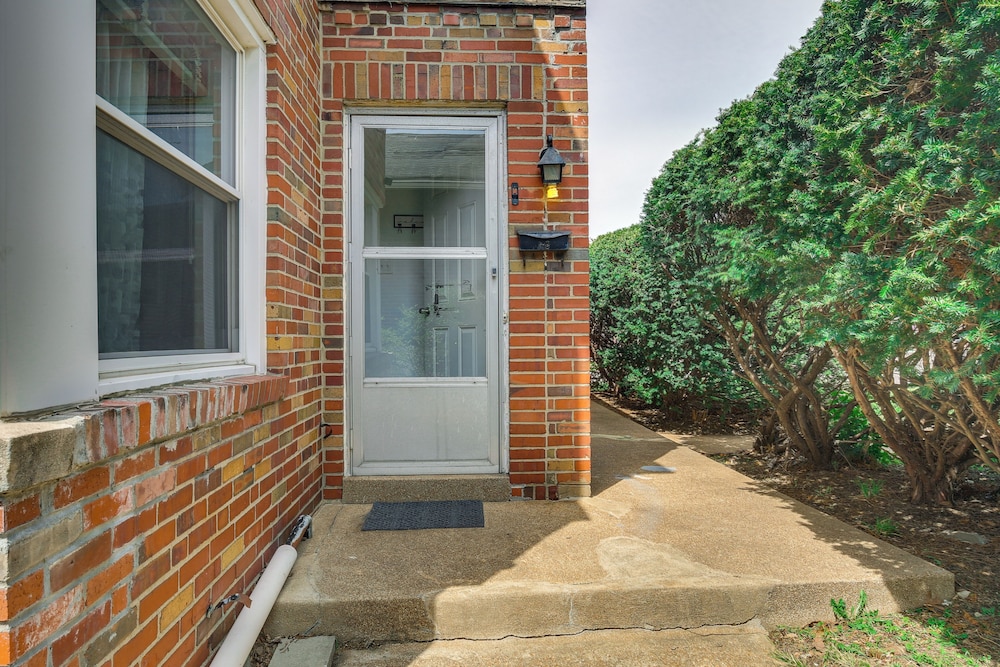 10 Mi to Downtown St Louis: Convenient Apartment!