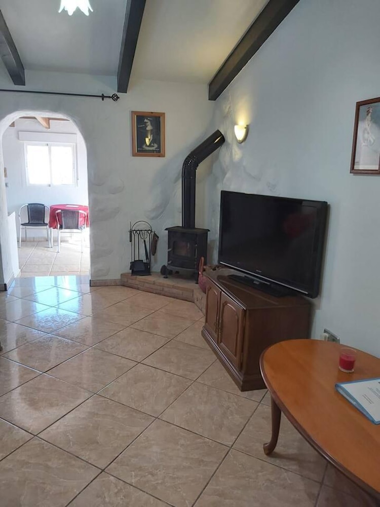 2-bed Villa Sleeps 5 - Private Pool & Free Parking