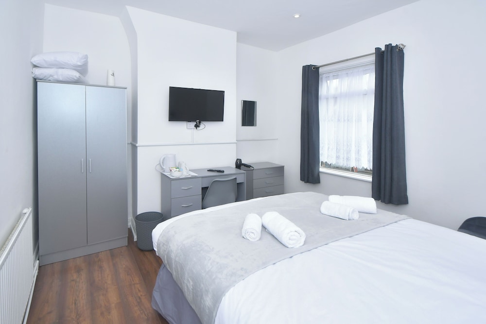 Impeccable 3-bed House in Stoke-on-trent view 3