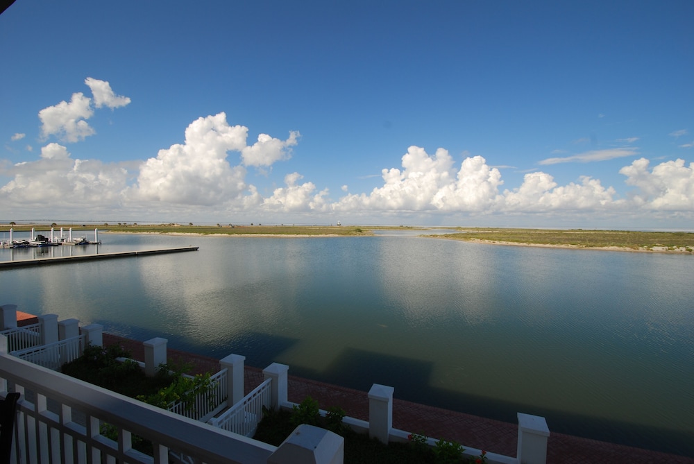 Kokopelli - Bay Front / Marina Front 3 Bedroom Townhouse by RedAwning
