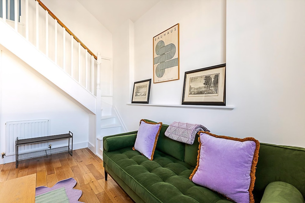 Stylish Chelsea Flat With Luxe Comfort & Charm