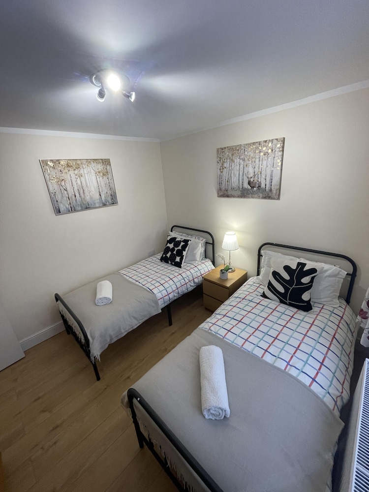 Spacious one Bedroom Apartment With Free Parking view 4
