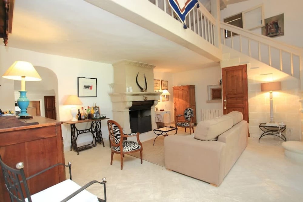 Provencal Villa in the Heart of the Luberon Scrubland