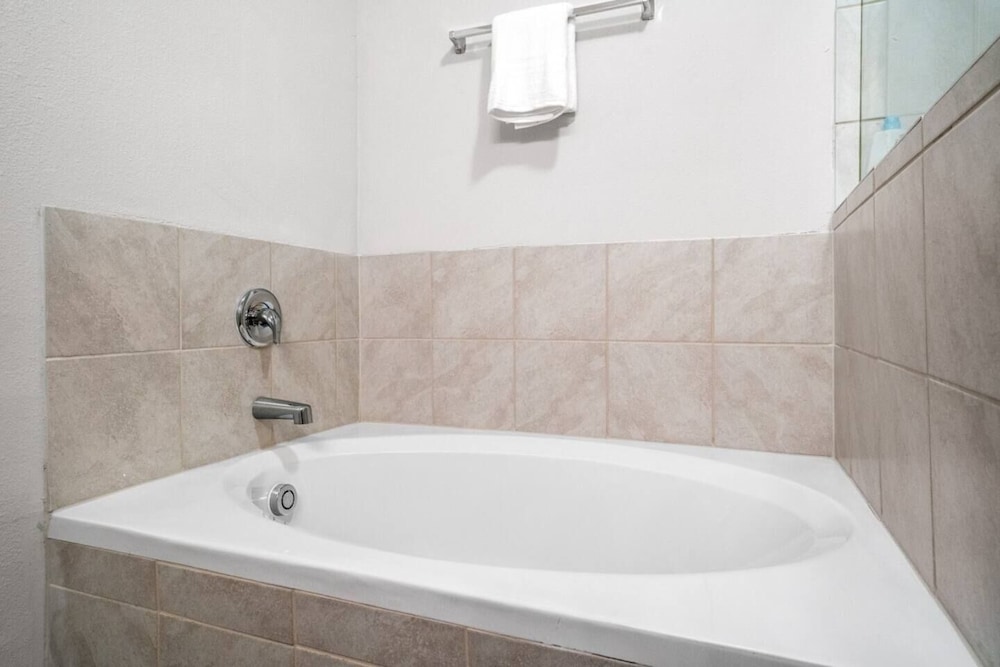 Sleeps 12 Private BRs Wifi Kitchen