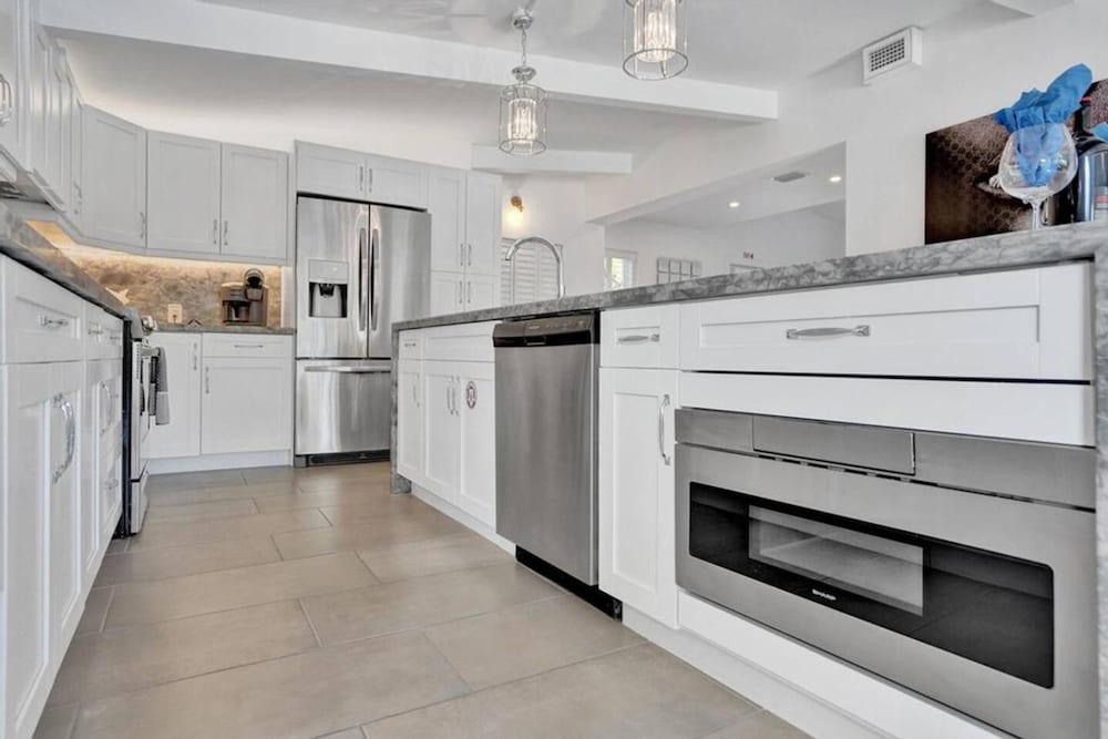 Pool House 3 Bedroom Home Victoria Park