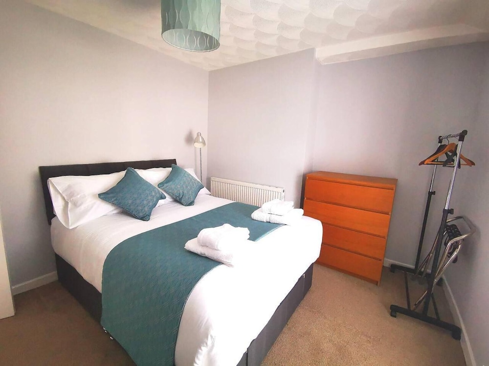 Cozy 2-bed Cottage in Merthyr, 5 Mins to Bike Park view 4