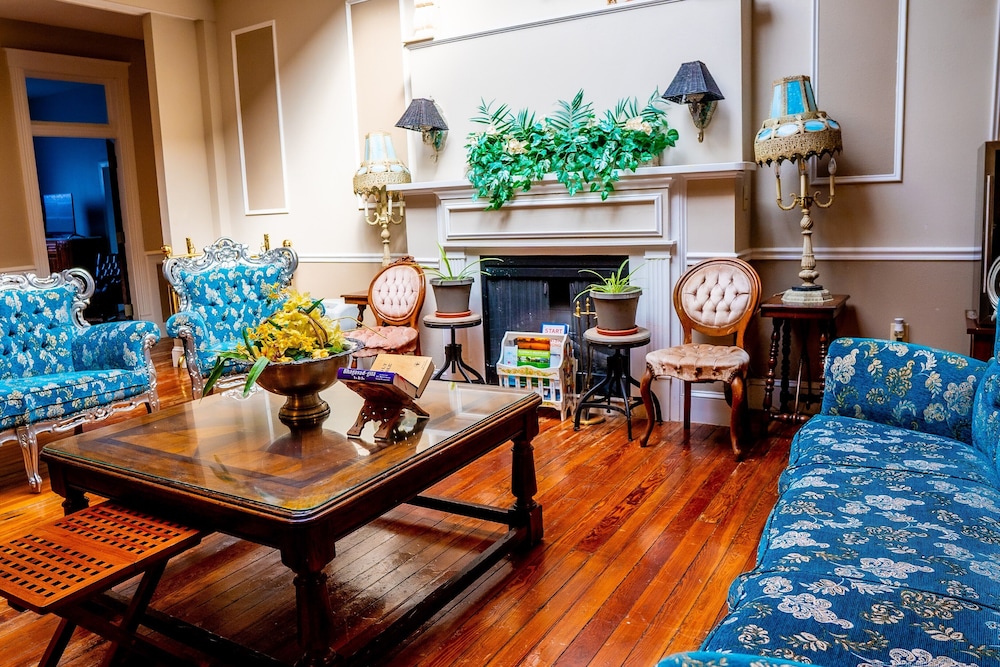 Oak Tree Hotel