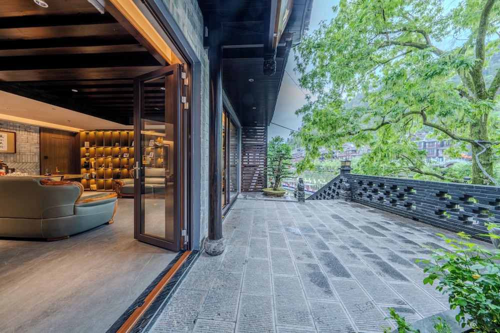 Fenghuang Yiquan River View B&B