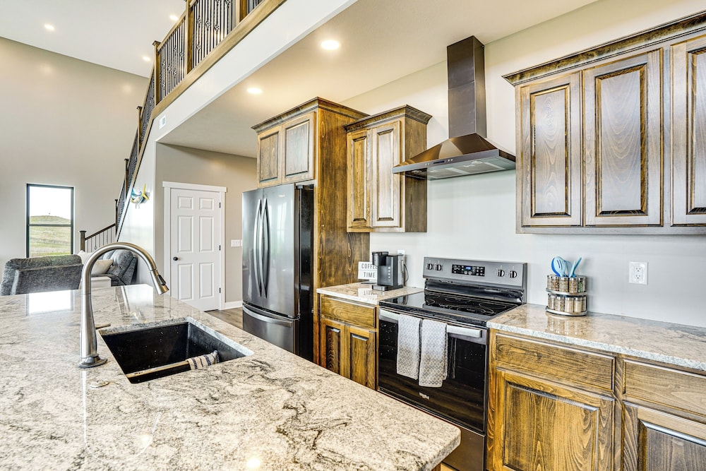 2 Mi to Lewis and Clark Lake: Spacious Getaway