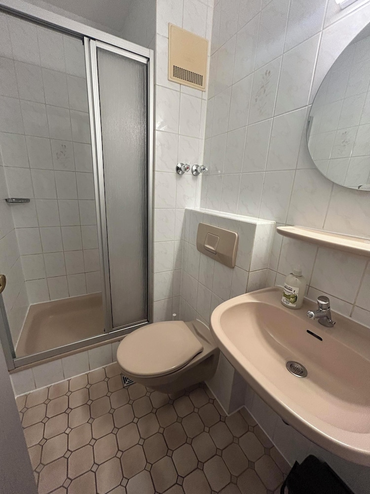 2-Rent Group Hostel Rooms AUB162