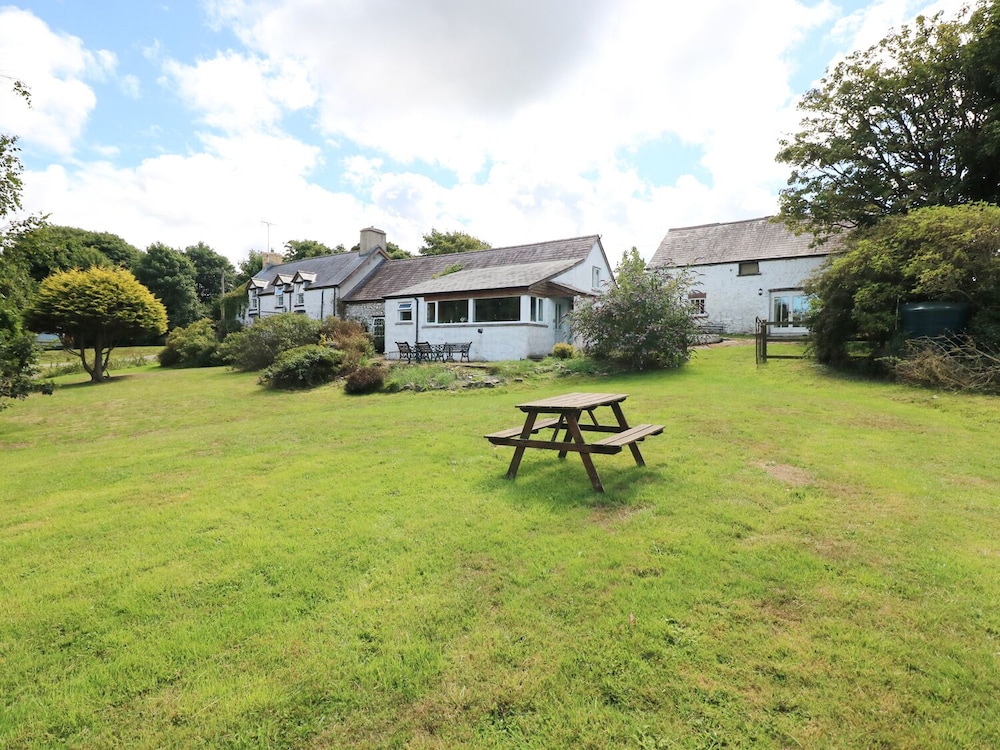 Morfa Isaf Cottage view 4