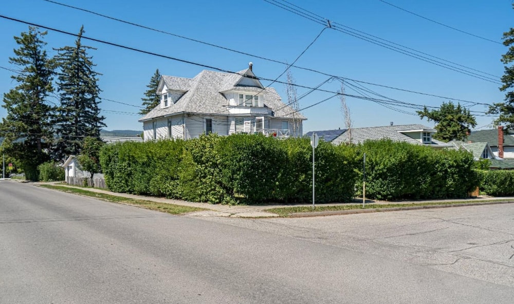 Cranbrook Vacations - Victorian Suite No Service Fees Heritage Home - Property Image 11