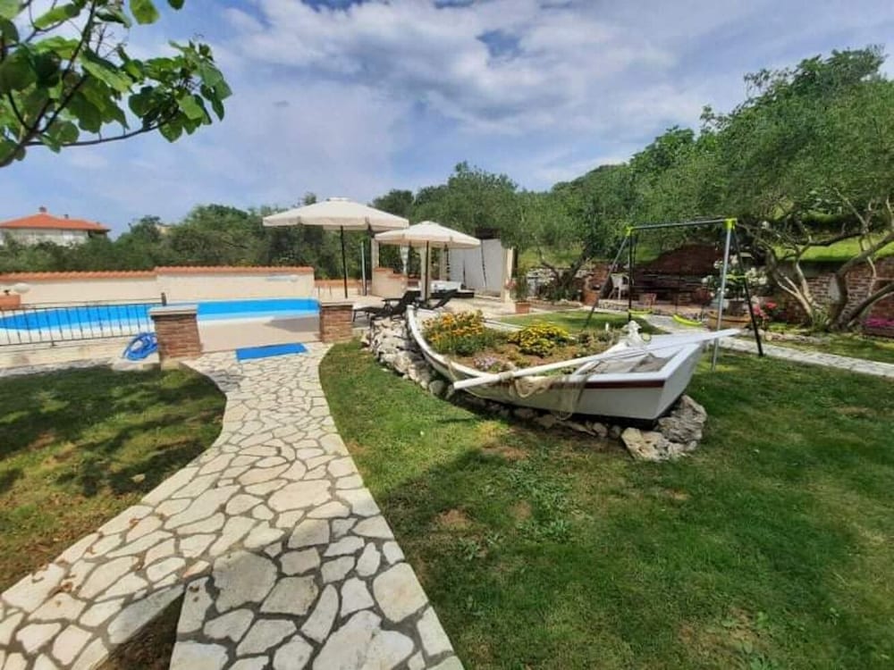 Robi- Swimming Pool and Beautiful Garden - A1-žuti view 2