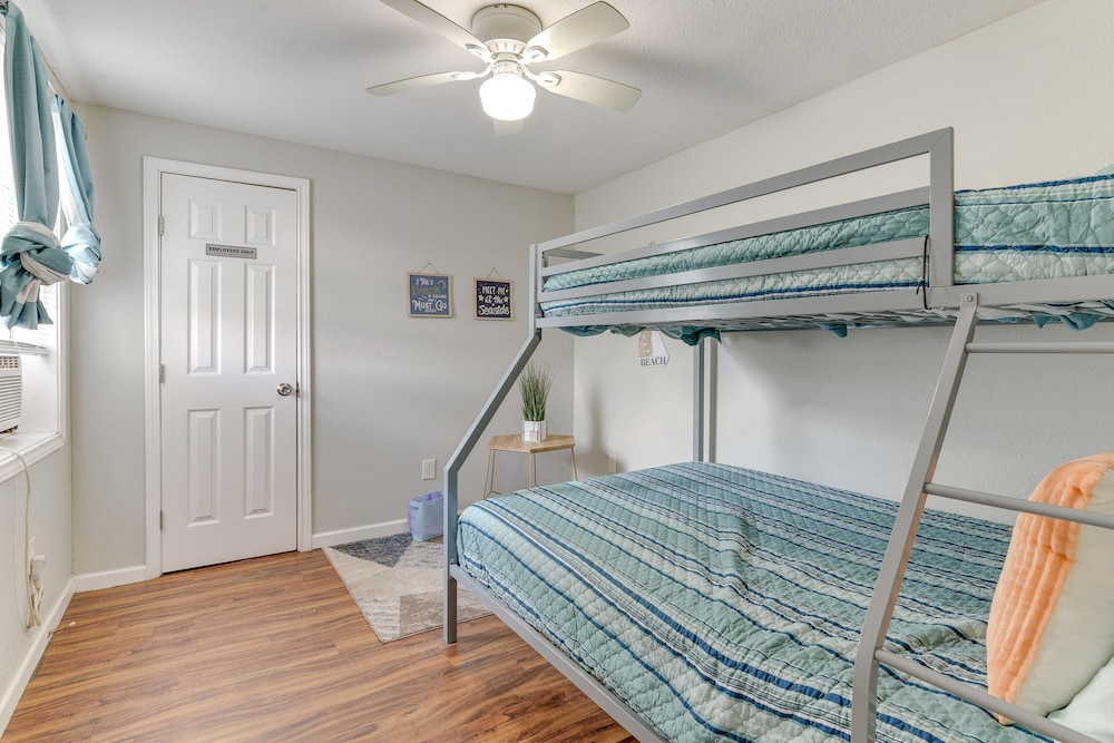 Walk to Beach: Cozy Unit in Galveston!