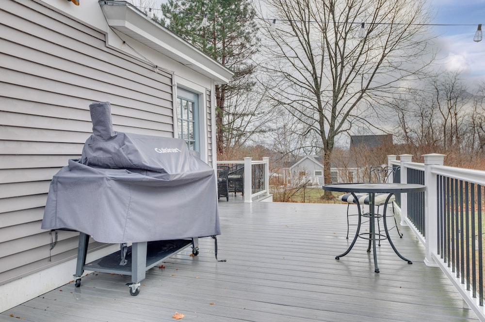 1 Mi to Drakes Island Beach: Cottage w/ Deck!
