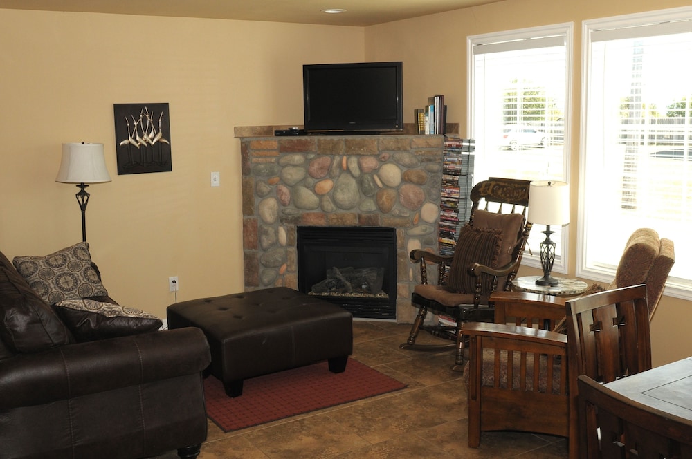 The Collins Inn and Seaside Cottages - Adults Only