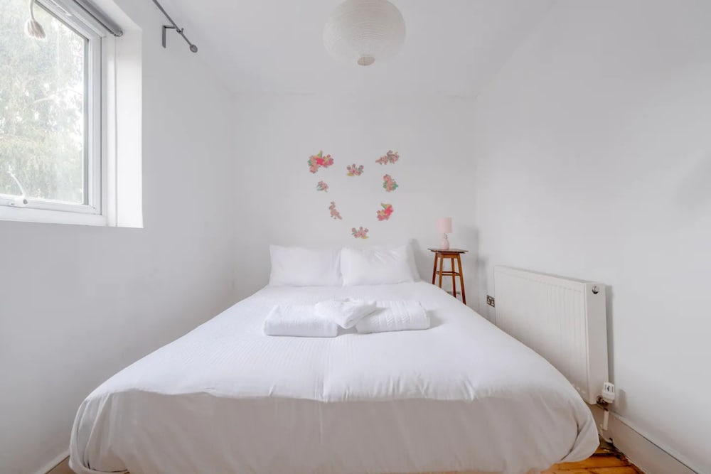 Lovely 3 Bedroom Apartment in Clapton With Garden
