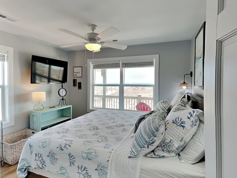 Sea Paradise Cottage by Topsail Realty