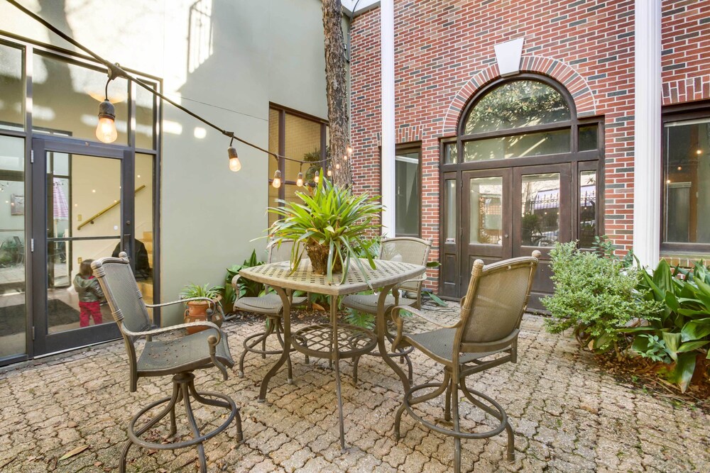 Chic Baton Rouge Apt ~ 3 Miles to LSU Campus! view 4