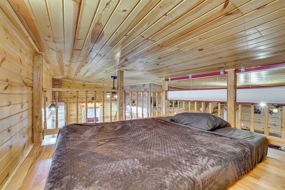 Steps to Marina & Beach: Couples Cottage in Pepin