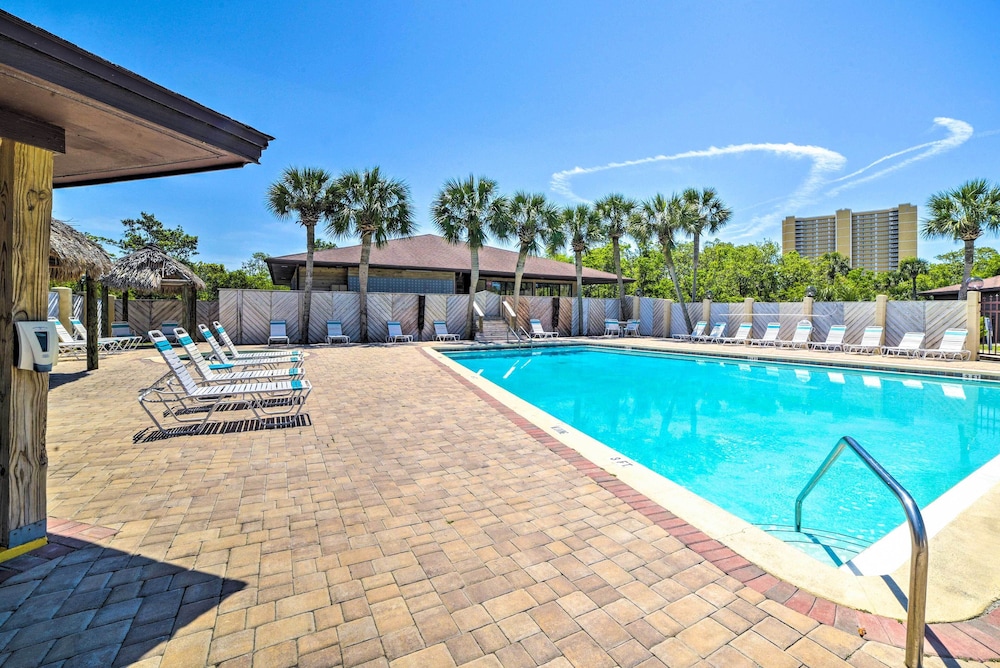 Beautiful PCB Townhome: Balcony & Resort Amenities