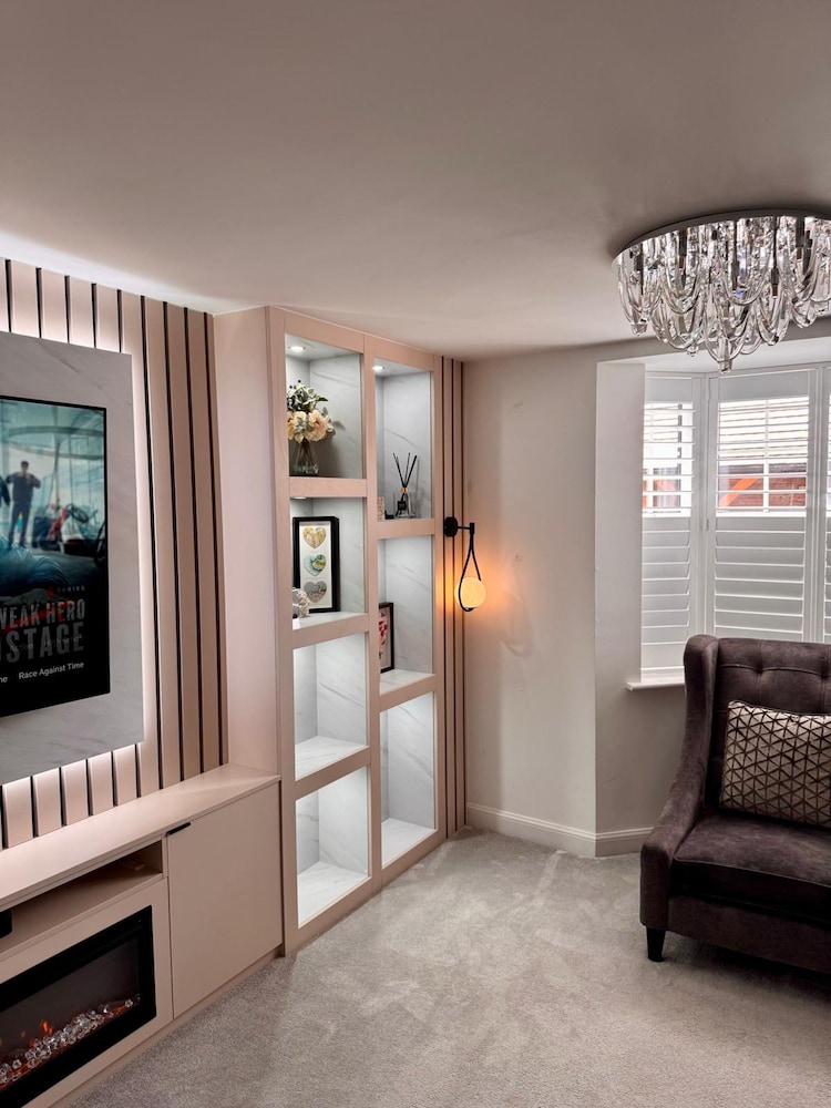 Luxurious Majestic 4 Bedroom- Free Parking