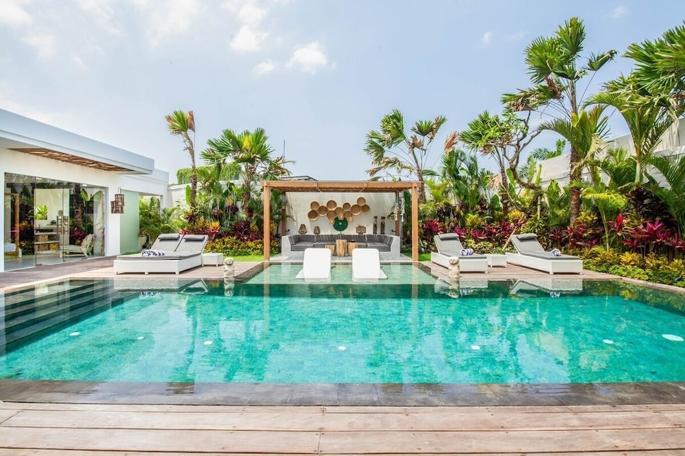 Contemporary 4BR Villa, 400m to Canggu Shore