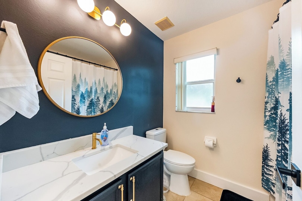 Bright Queen BR + Pool Retreat Near Disney