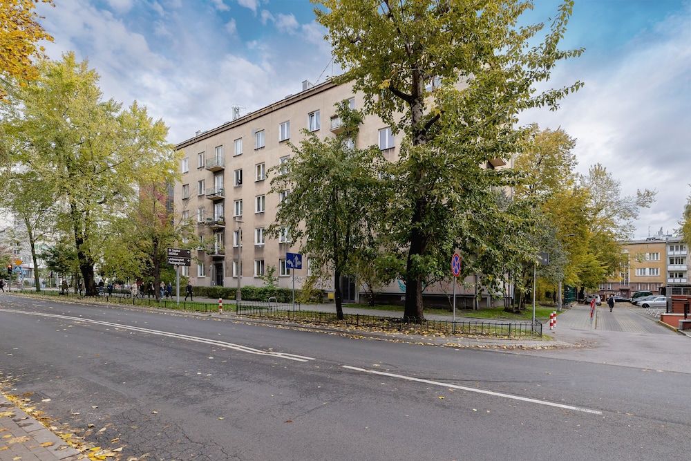 Cozy Apartment Aleja Kijowska by Renters view 4