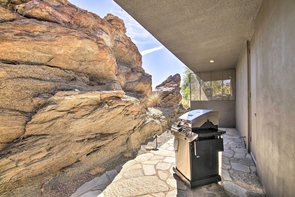 Palm Springs Retreat w/ Private Pool & Jacuzzi view 2