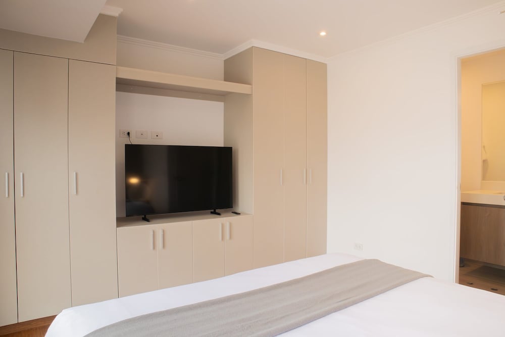 w Inviting 2BR w Balcony in Miraflores