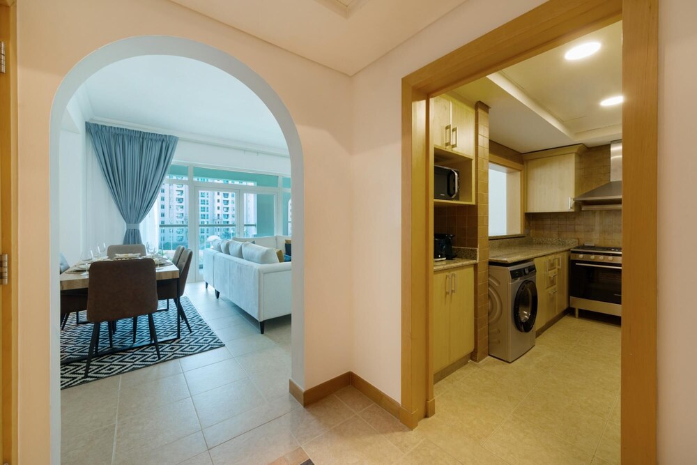 Stylish Apt With Large Patio Close to the Beach