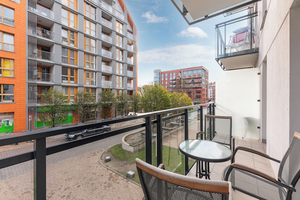 Aura III & Parking by Downtown Apartments