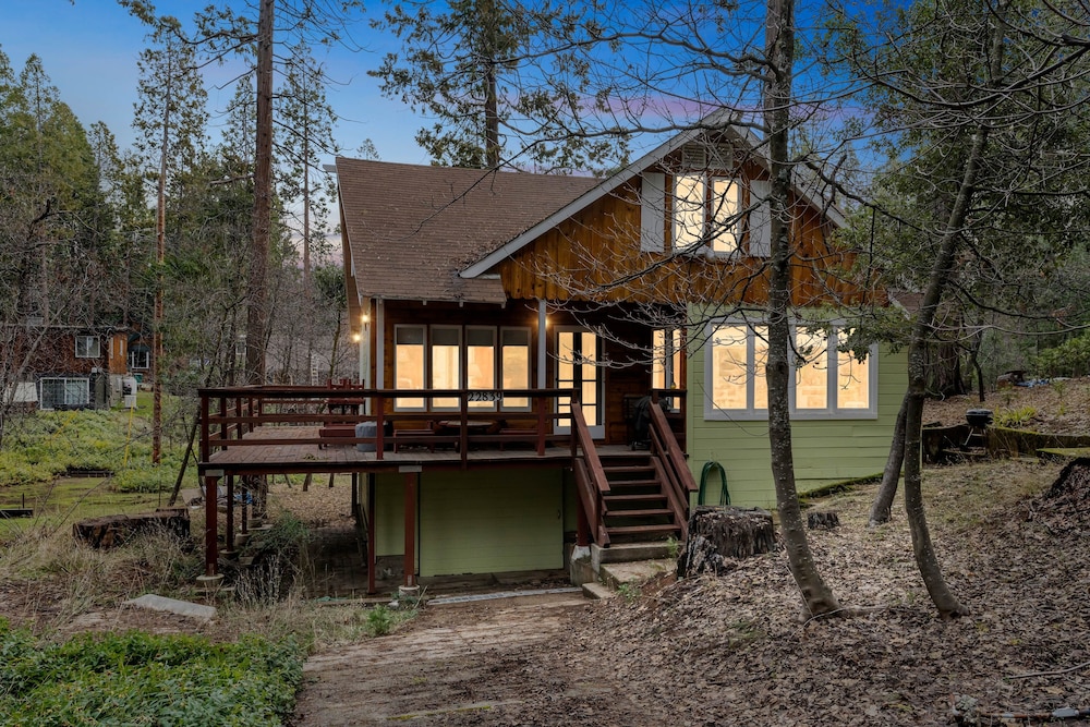 Cozy Mountain Retreat Relax & Explore