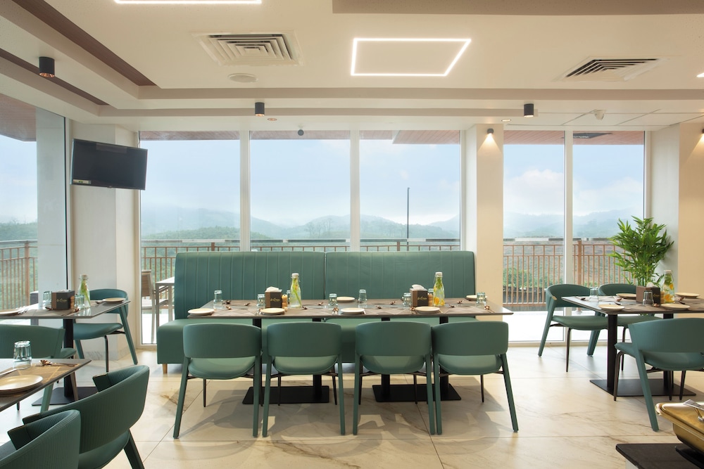 Le Crown Hotel