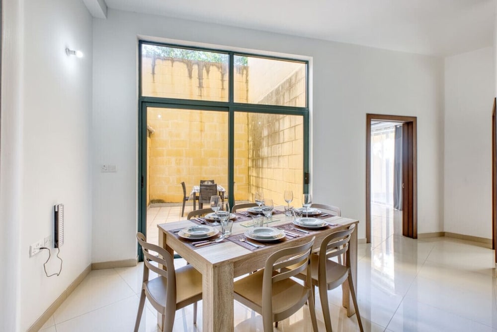 Relaxing Xaghra Apartment With BBQ Amenities