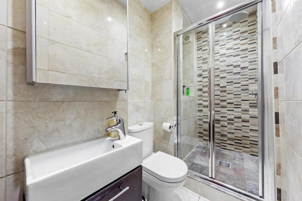 London Chic Apartment - City Center Gem