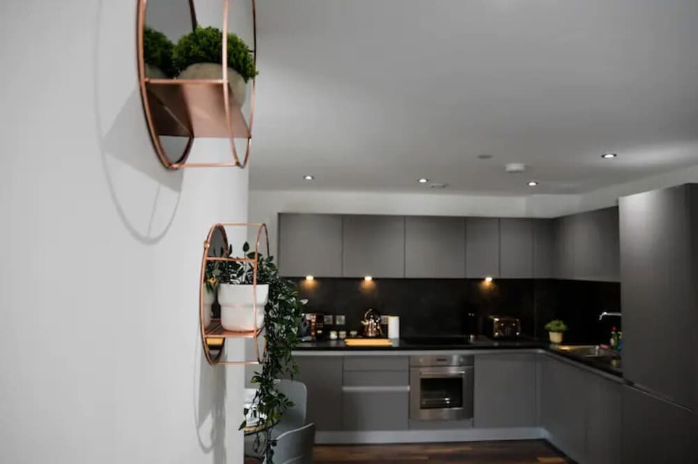 Spacious 2 Bedroom Flat with Balcony Close to Train Station view 2