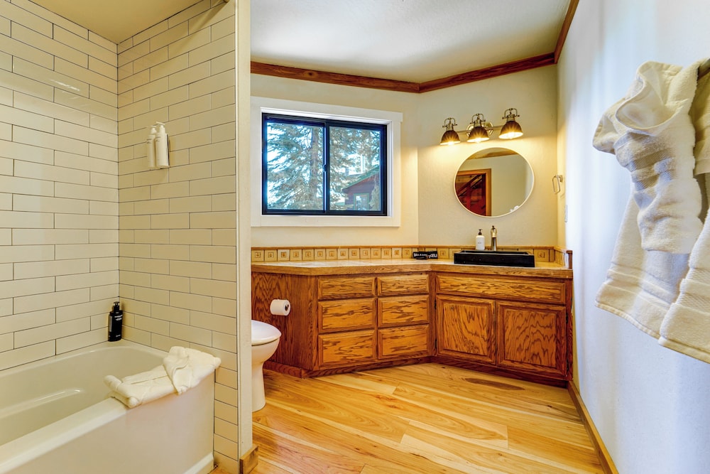 6 Mi to Ski Slopes! Family Tahoe Cabin w/ 3 Decks