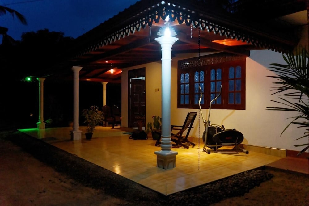 Damith Tourist Inn