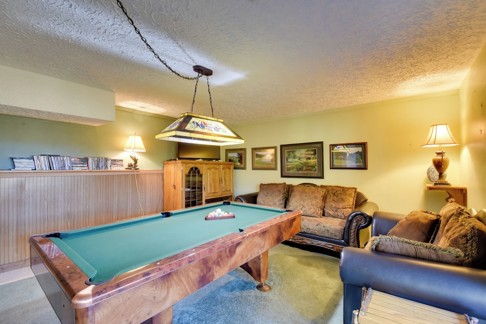 Tree-top Cabin w/ Game Room & Mountain Views! view 2