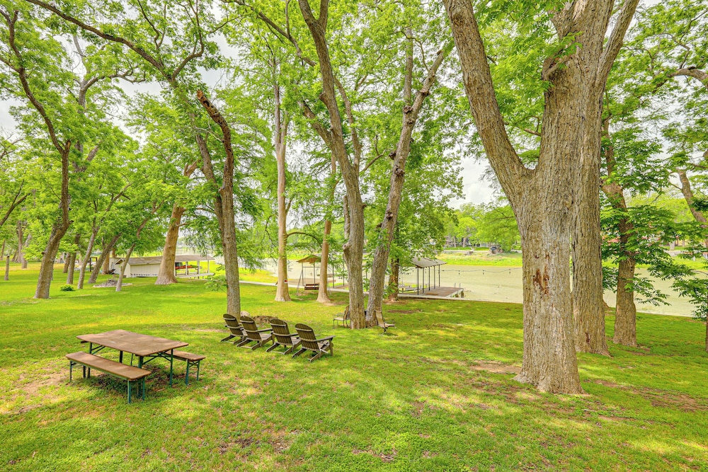 Waterfront Seguin Lake House Near Downtown